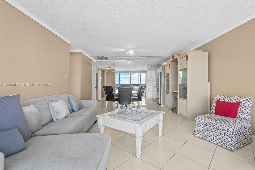 For Rent: $1,975 (1 beds, 1 baths, 1005 Square Feet)