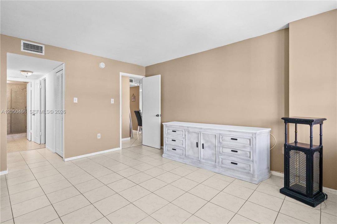 For Rent: $1,975 (1 beds, 1 baths, 1005 Square Feet)