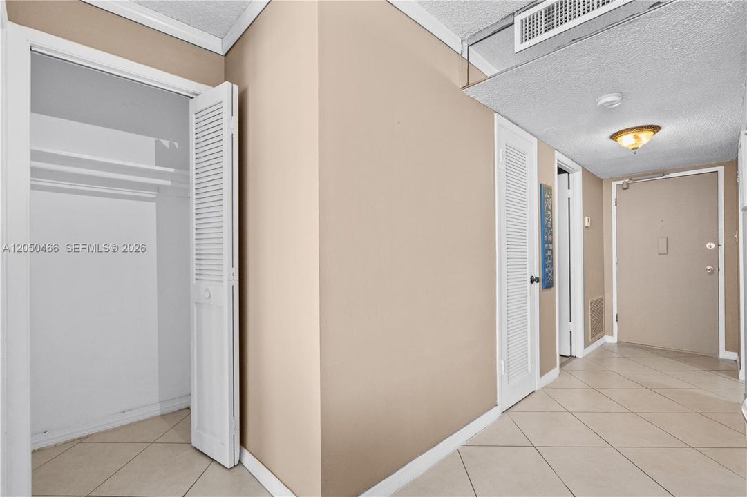 For Rent: $1,975 (1 beds, 1 baths, 1005 Square Feet)
