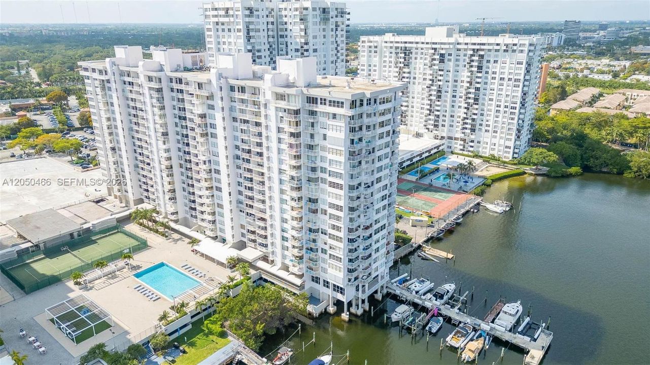 For Rent: $1,975 (1 beds, 1 baths, 1005 Square Feet)