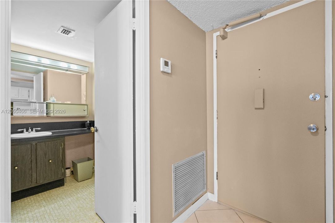 For Rent: $1,975 (1 beds, 1 baths, 1005 Square Feet)