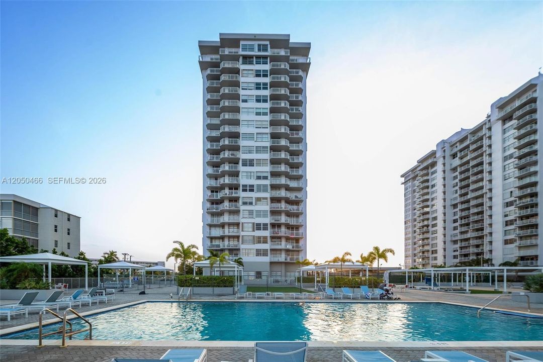 For Rent: $1,975 (1 beds, 1 baths, 1005 Square Feet)