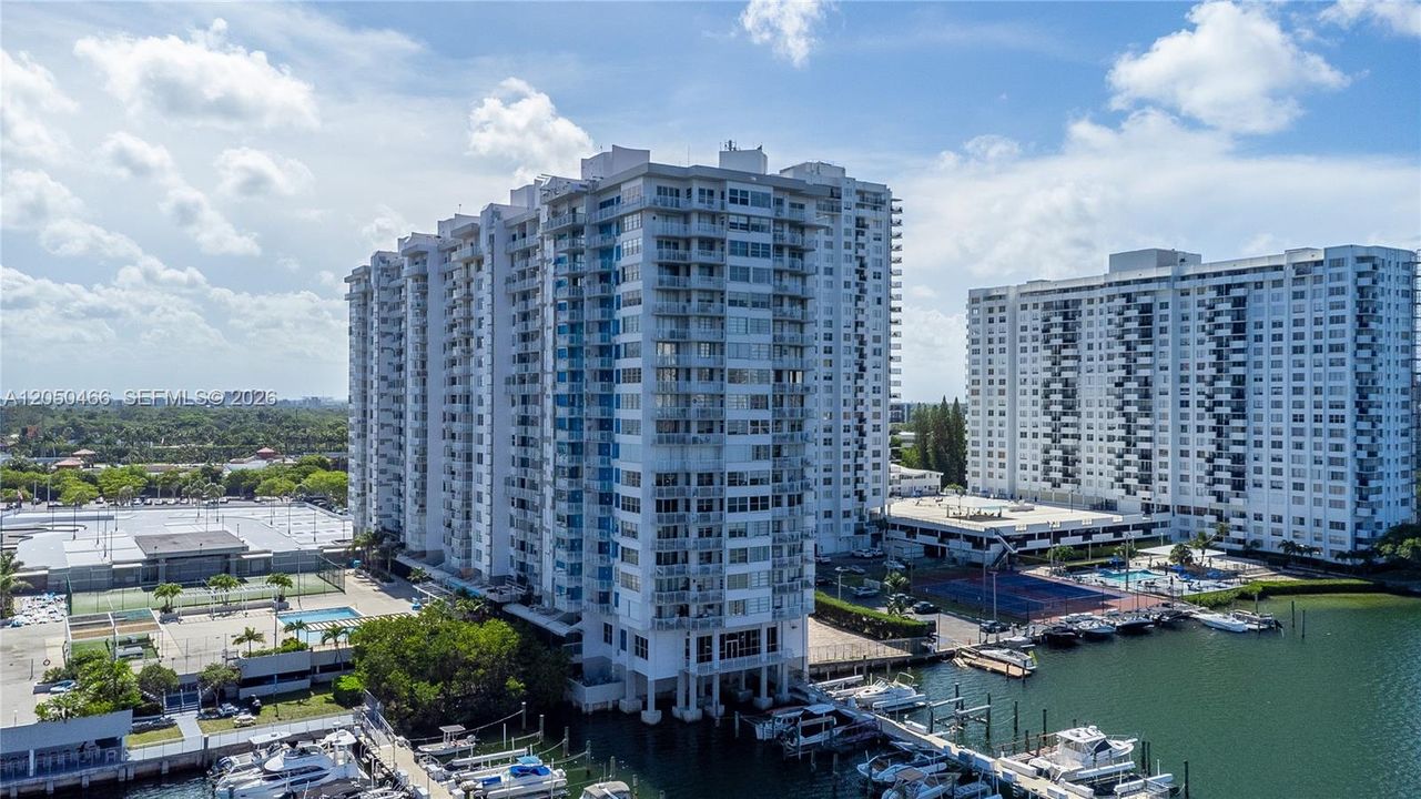 For Rent: $1,975 (1 beds, 1 baths, 1005 Square Feet)