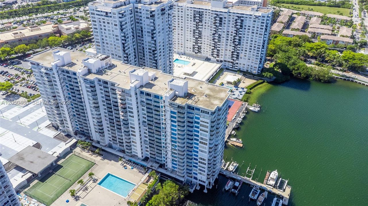 For Rent: $1,975 (1 beds, 1 baths, 1005 Square Feet)