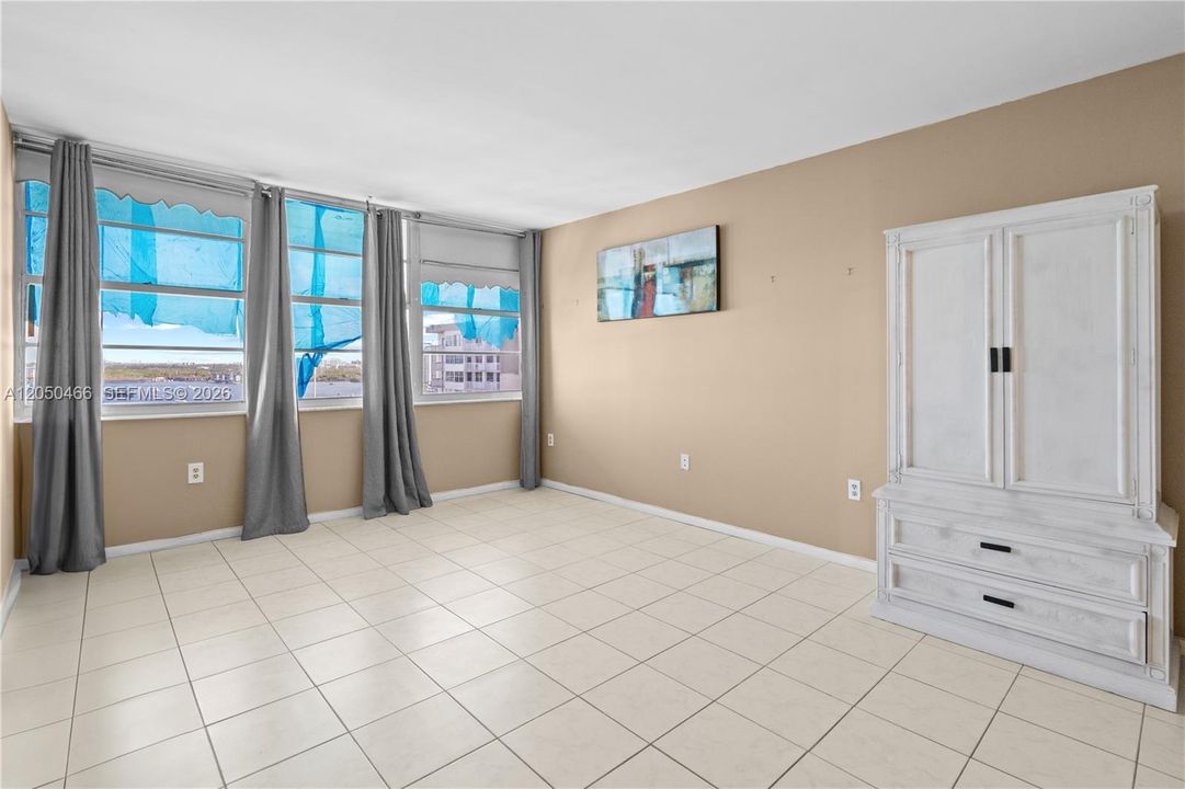 For Rent: $1,975 (1 beds, 1 baths, 1005 Square Feet)