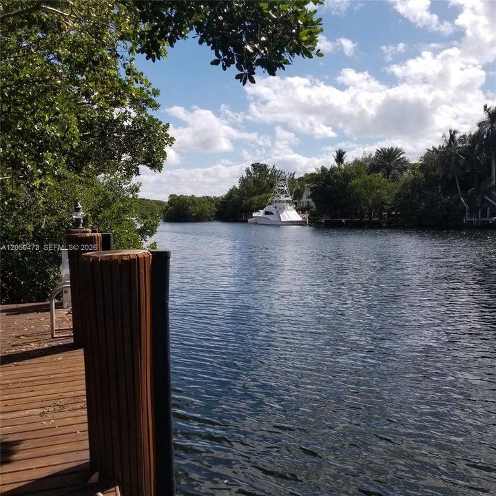 Ocean access. No fixed bridges. Privileged location very close to open bay.