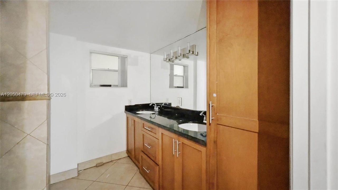 For Rent: $2,400 (2 beds, 2 baths, 1077 Square Feet)