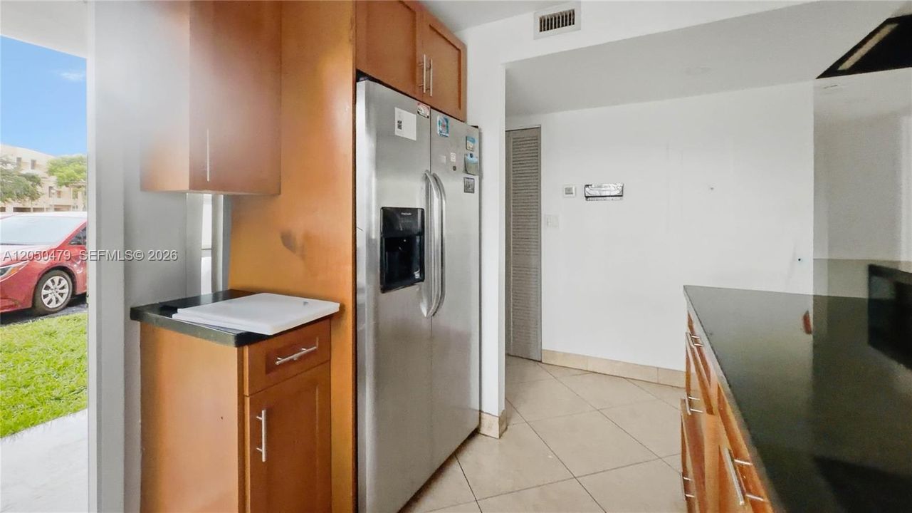 For Rent: $2,400 (2 beds, 2 baths, 1077 Square Feet)