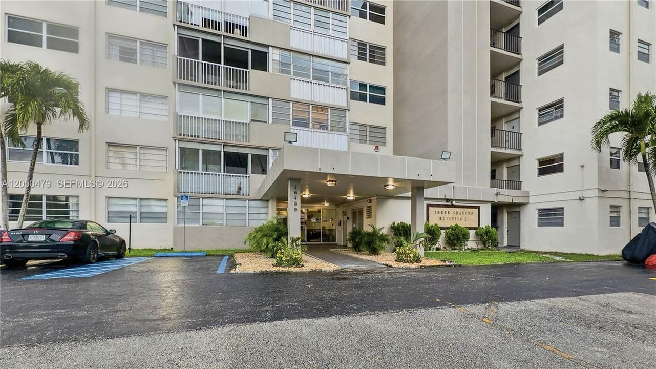 For Rent: $2,400 (2 beds, 2 baths, 1077 Square Feet)