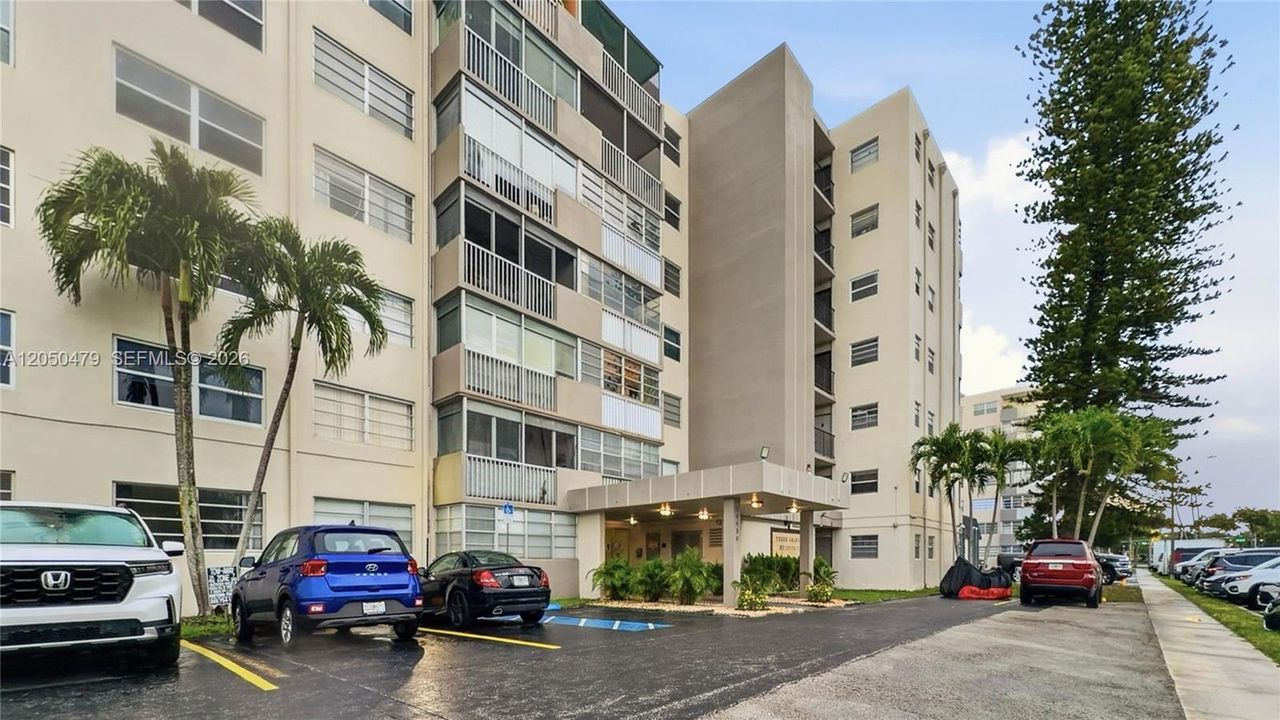 For Rent: $2,400 (2 beds, 2 baths, 1077 Square Feet)