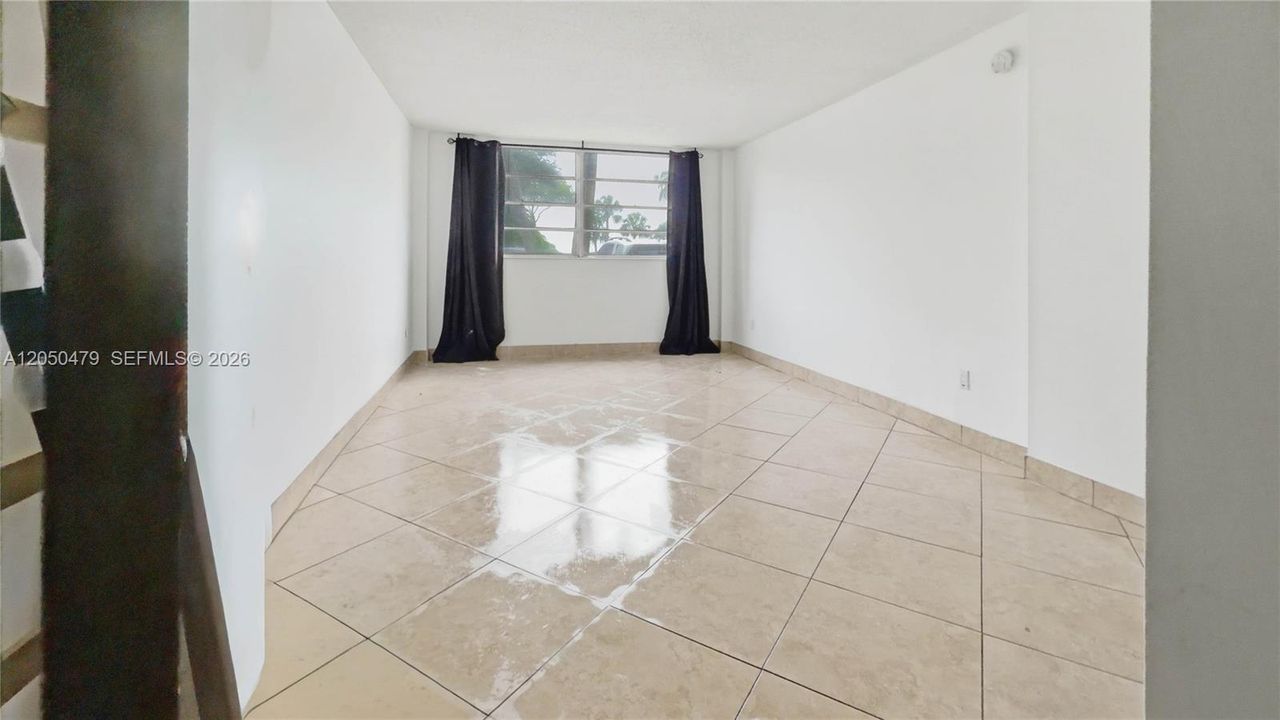 For Rent: $2,400 (2 beds, 2 baths, 1077 Square Feet)