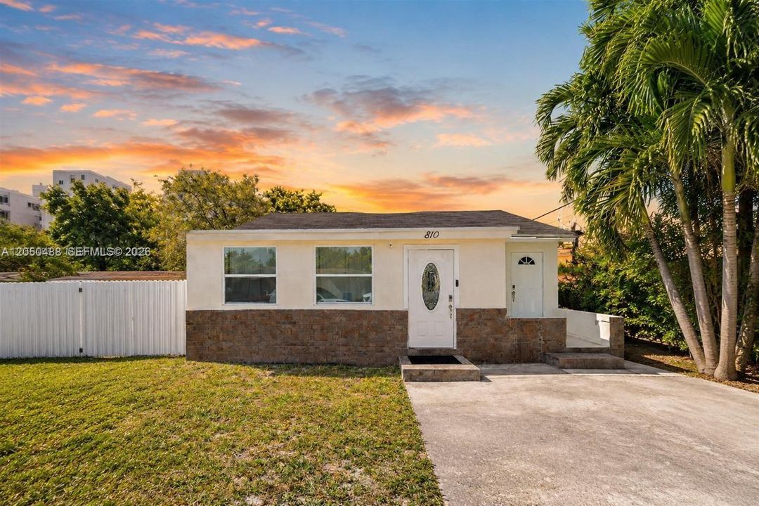 For Sale: $565,000 (4 beds, 2 baths, 1453 Square Feet)