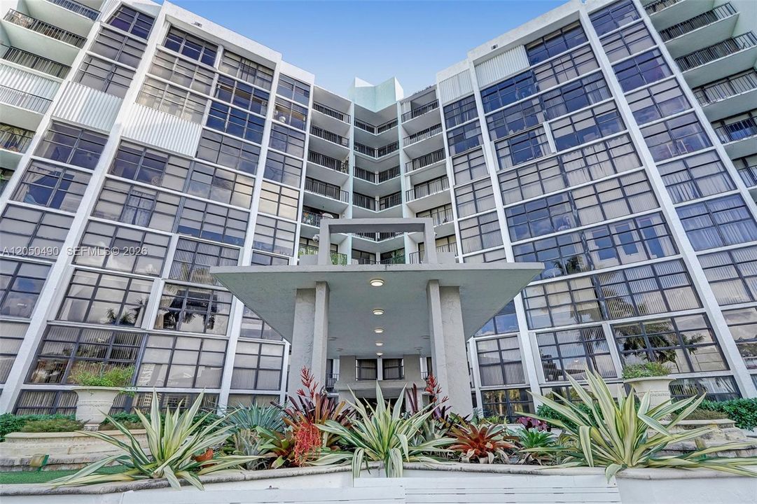 For Sale: $299,000 (1 beds, 2 baths, 1075 Square Feet)