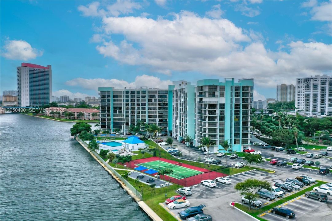 For Sale: $299,000 (1 beds, 2 baths, 1075 Square Feet)