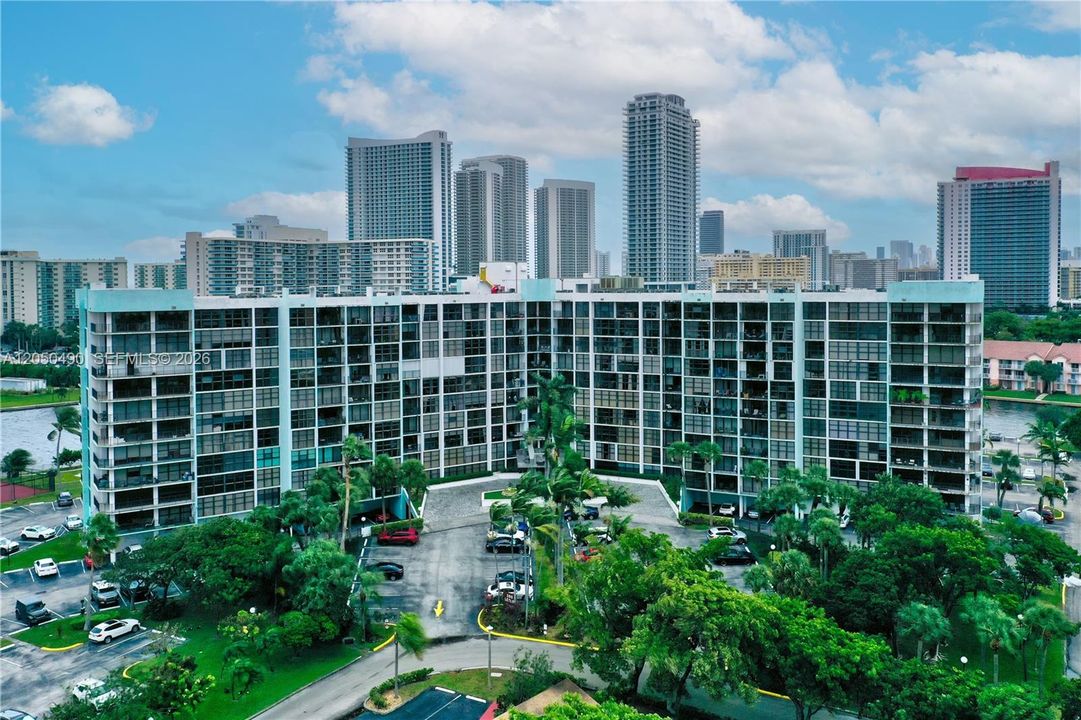 For Sale: $299,000 (1 beds, 2 baths, 1075 Square Feet)