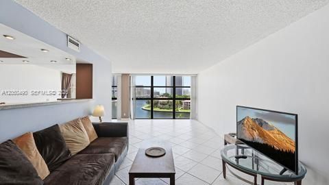 For Sale: $299,000 (1 beds, 2 baths, 1075 Square Feet)