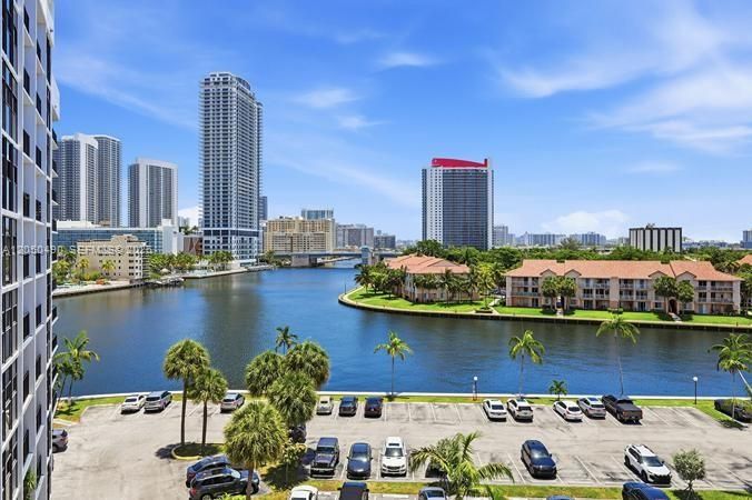 For Sale: $299,000 (1 beds, 2 baths, 1075 Square Feet)