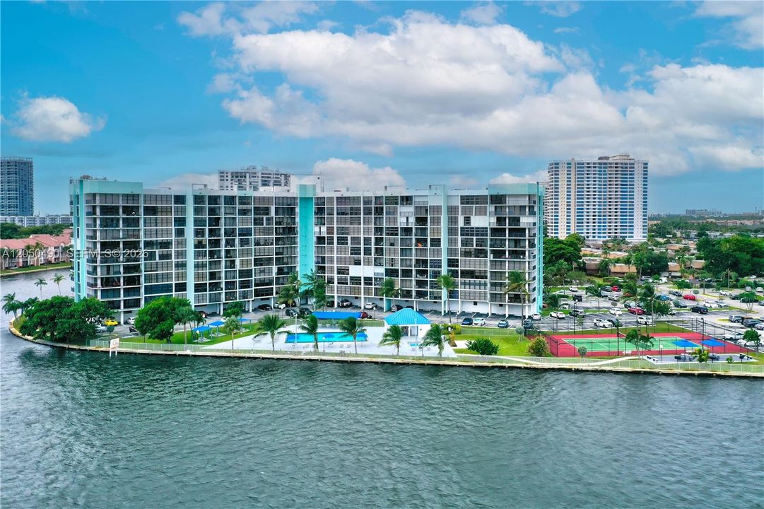 For Sale: $299,000 (1 beds, 2 baths, 1075 Square Feet)