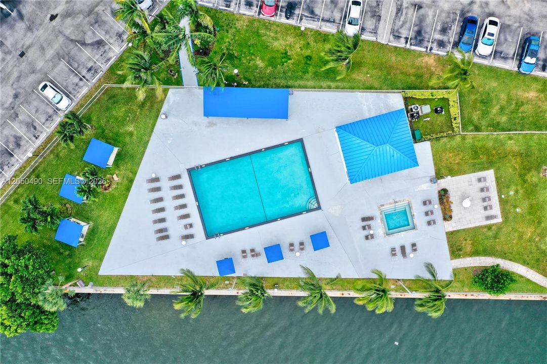 For Sale: $299,000 (1 beds, 2 baths, 1075 Square Feet)