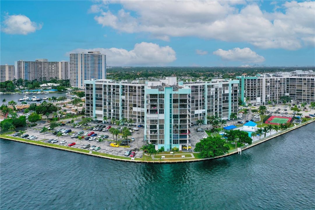 For Sale: $299,000 (1 beds, 2 baths, 1075 Square Feet)