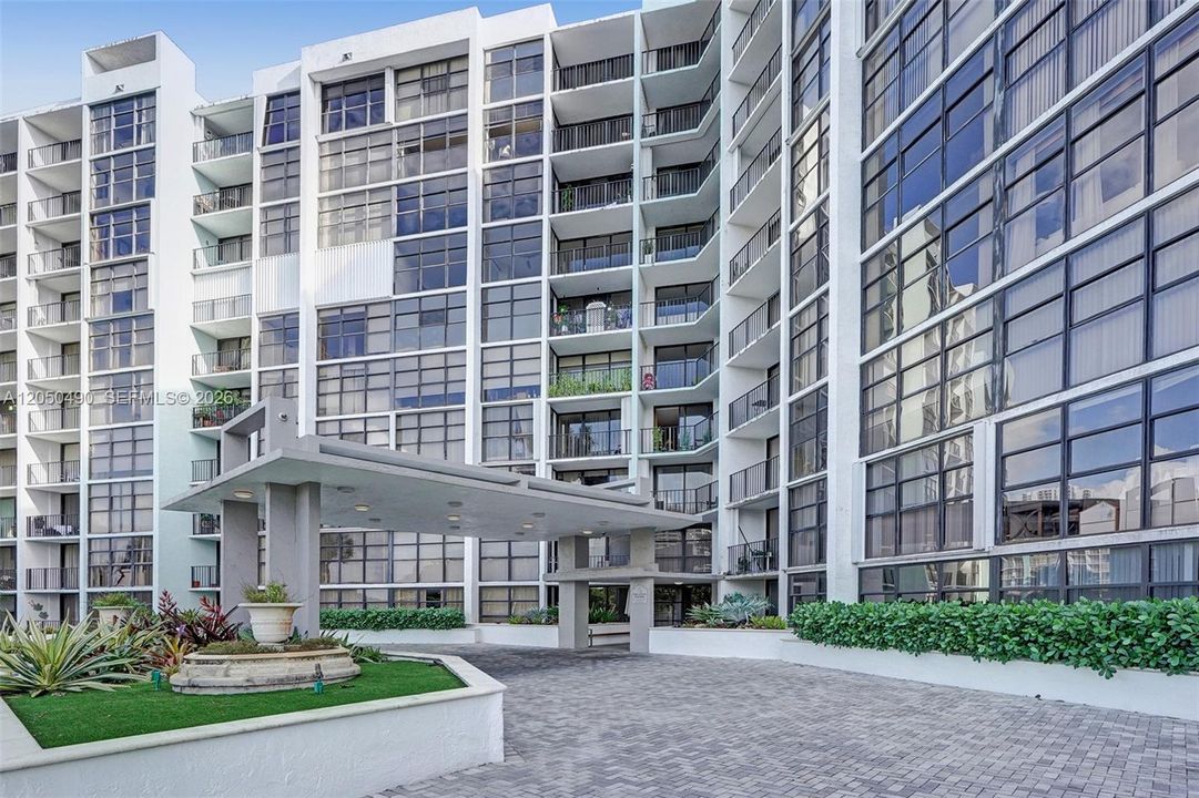 For Sale: $299,000 (1 beds, 2 baths, 1075 Square Feet)
