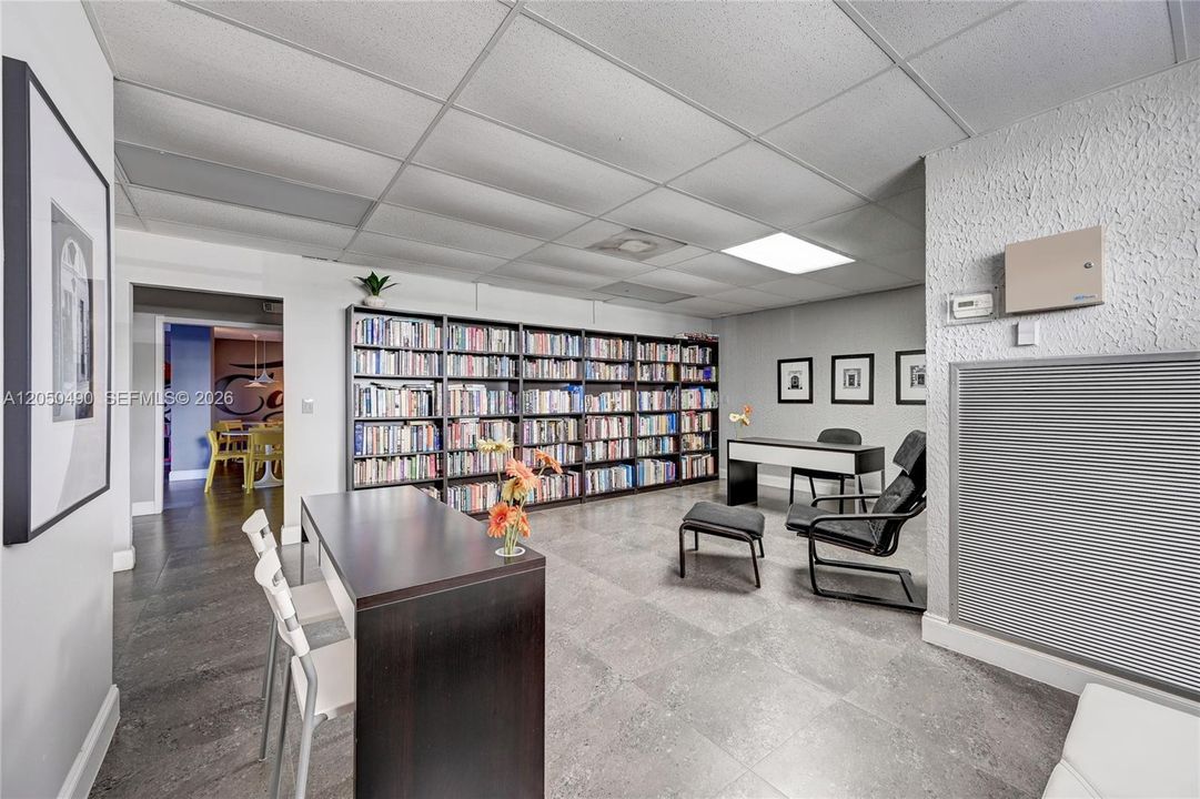 For Sale: $299,000 (1 beds, 2 baths, 1075 Square Feet)