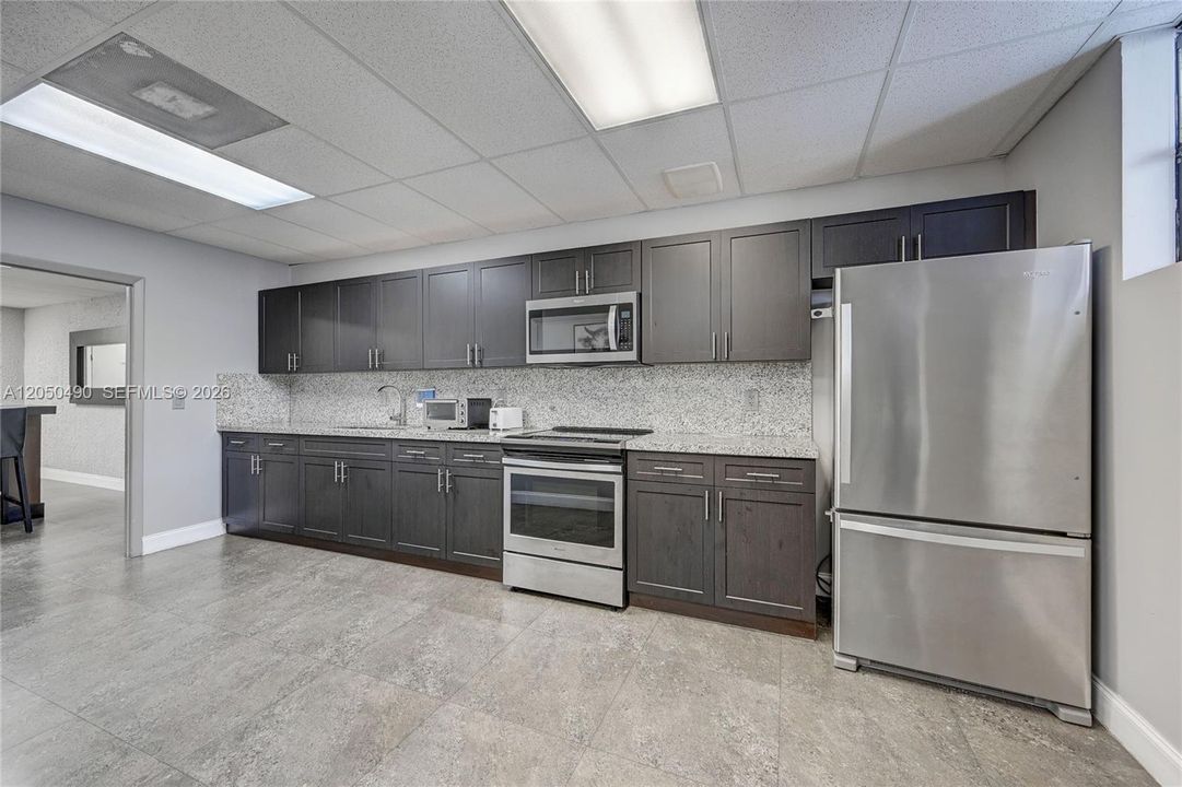 For Sale: $299,000 (1 beds, 2 baths, 1075 Square Feet)