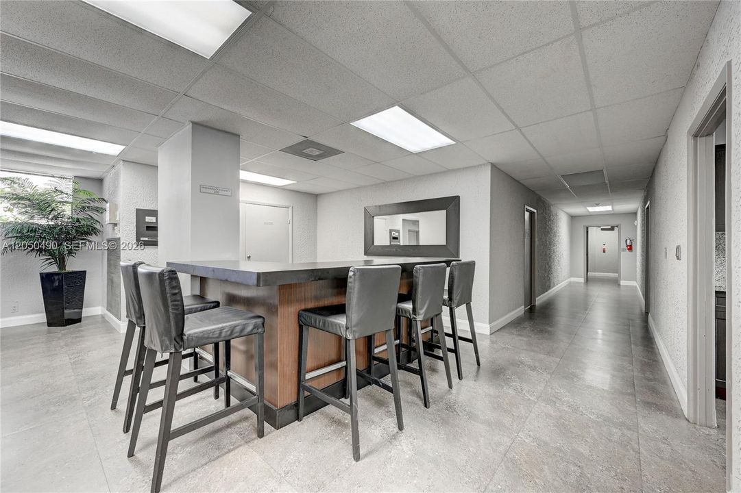 For Sale: $299,000 (1 beds, 2 baths, 1075 Square Feet)