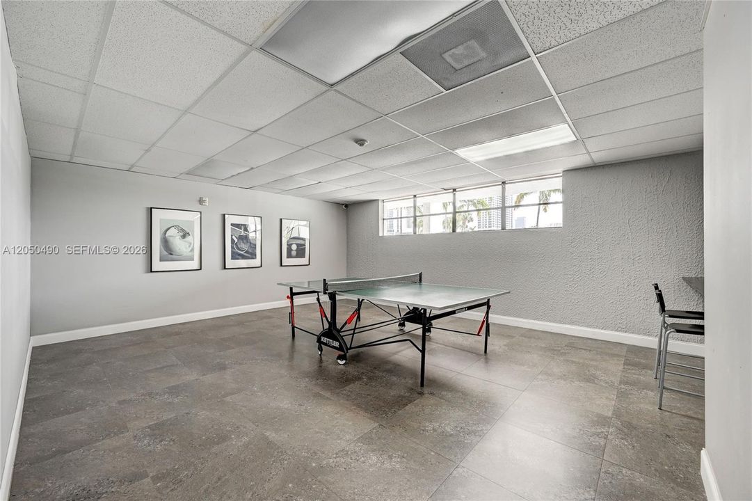 For Sale: $299,000 (1 beds, 2 baths, 1075 Square Feet)