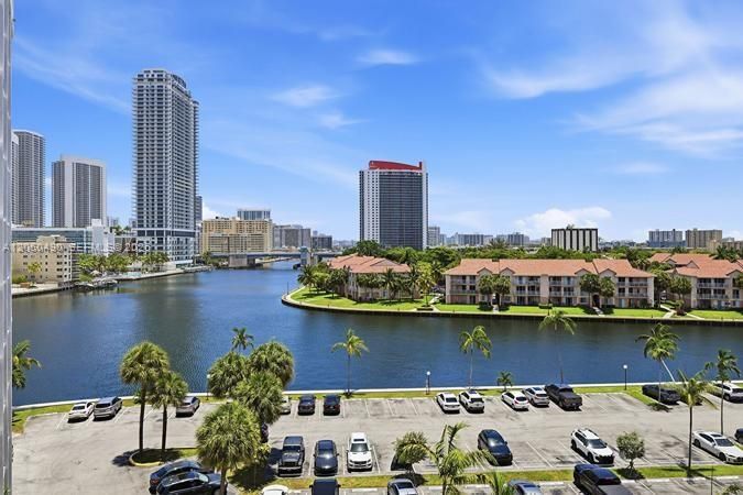 For Sale: $299,000 (1 beds, 2 baths, 1075 Square Feet)