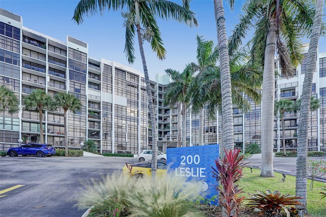 For Sale: $299,000 (1 beds, 2 baths, 1075 Square Feet)