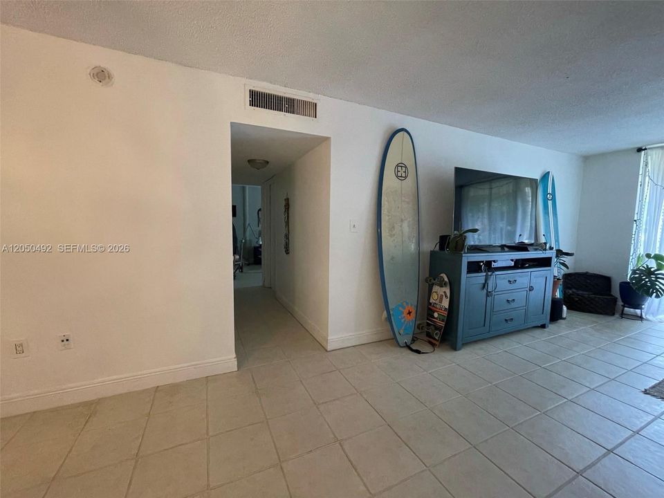 For Rent: $2,200 (2 beds, 2 baths, 1023 Square Feet)