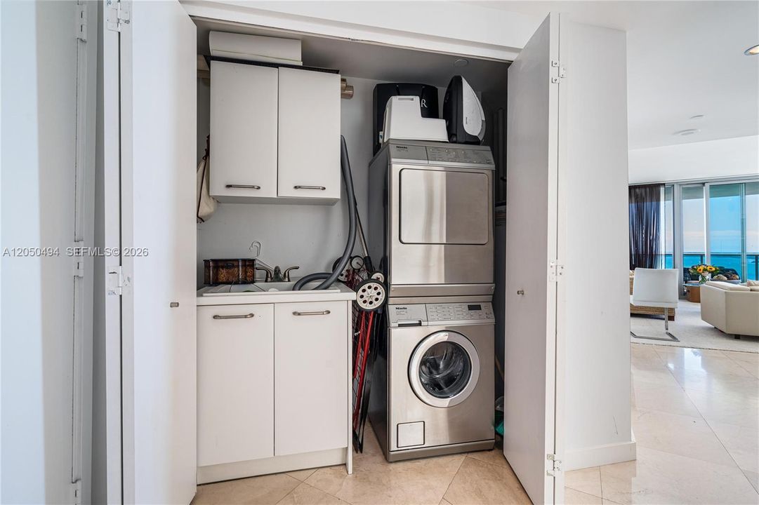 For Rent: $11,300 (2 beds, 2 baths, 1878 Square Feet)