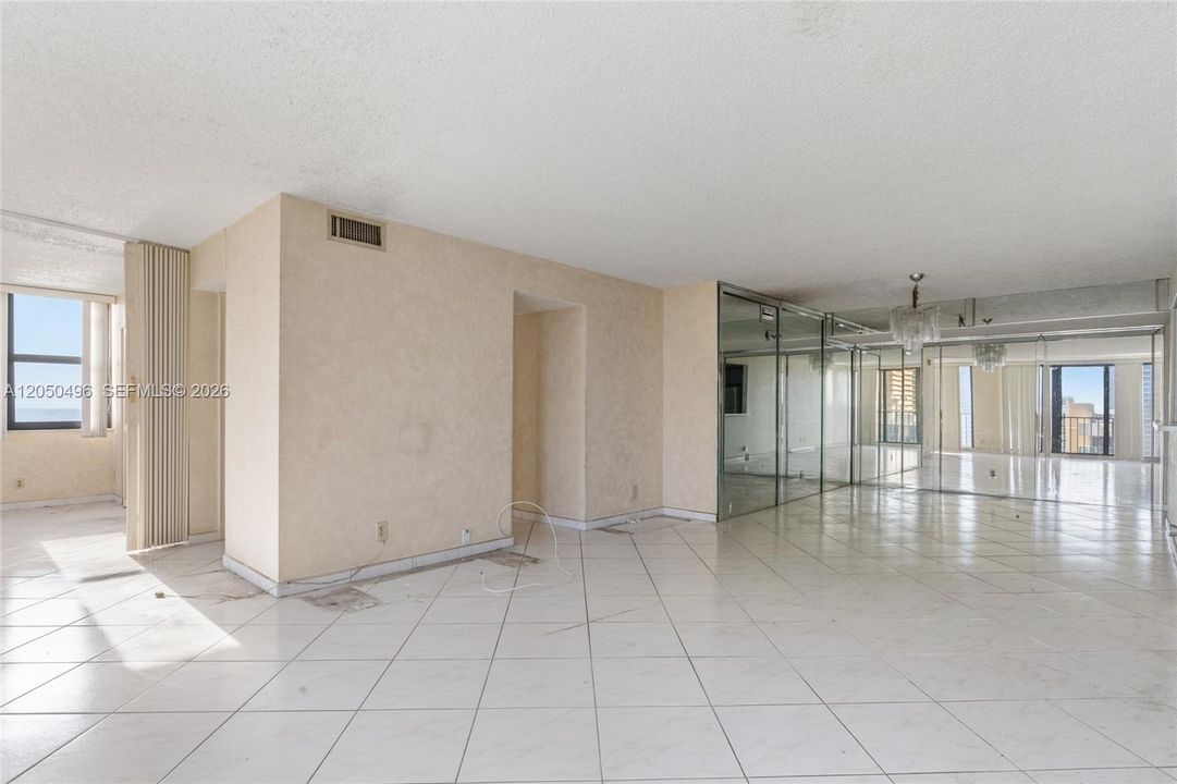For Sale: $399,000 (2 beds, 2 baths, 1240 Square Feet)