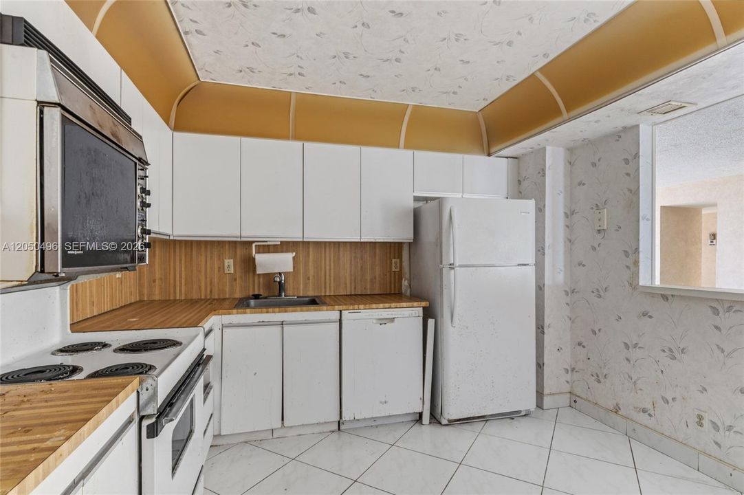 For Sale: $399,000 (2 beds, 2 baths, 1240 Square Feet)