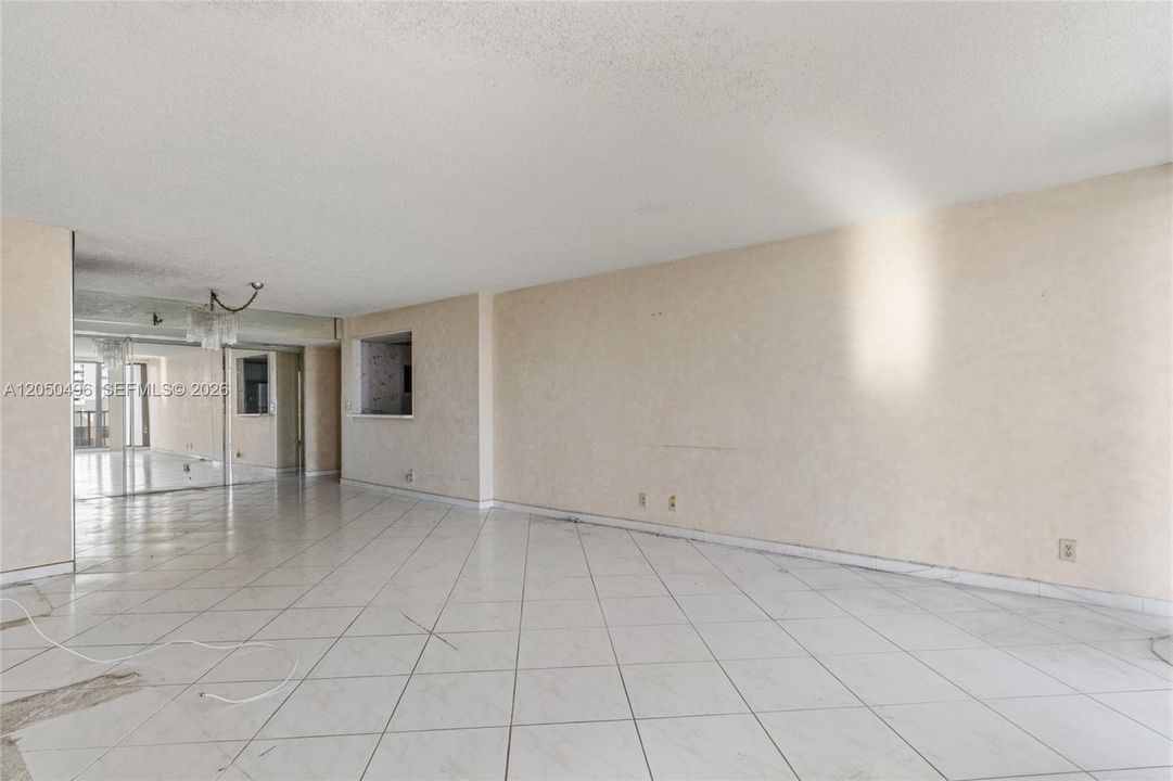 For Sale: $399,000 (2 beds, 2 baths, 1240 Square Feet)