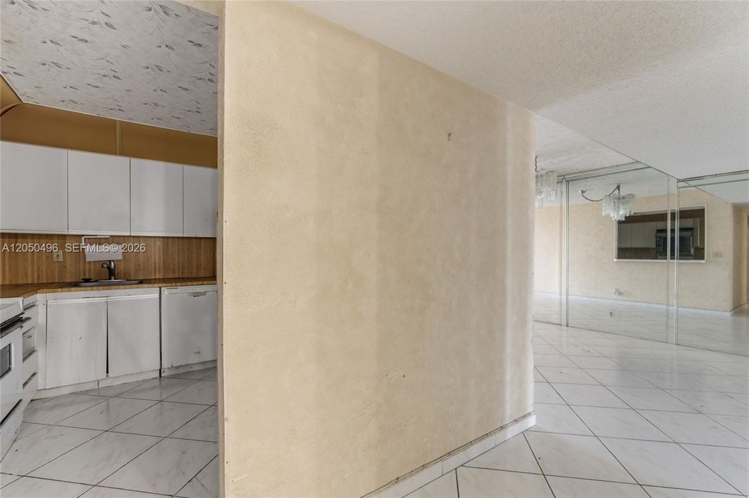 For Sale: $399,000 (2 beds, 2 baths, 1240 Square Feet)