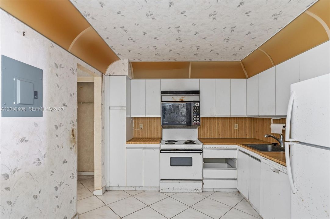 For Sale: $399,000 (2 beds, 2 baths, 1240 Square Feet)
