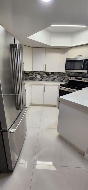 For Rent: $2,050 (1 beds, 1 baths, 810 Square Feet)