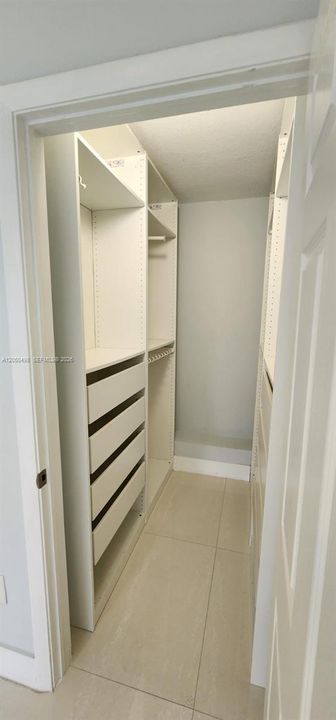 For Rent: $2,050 (1 beds, 1 baths, 810 Square Feet)