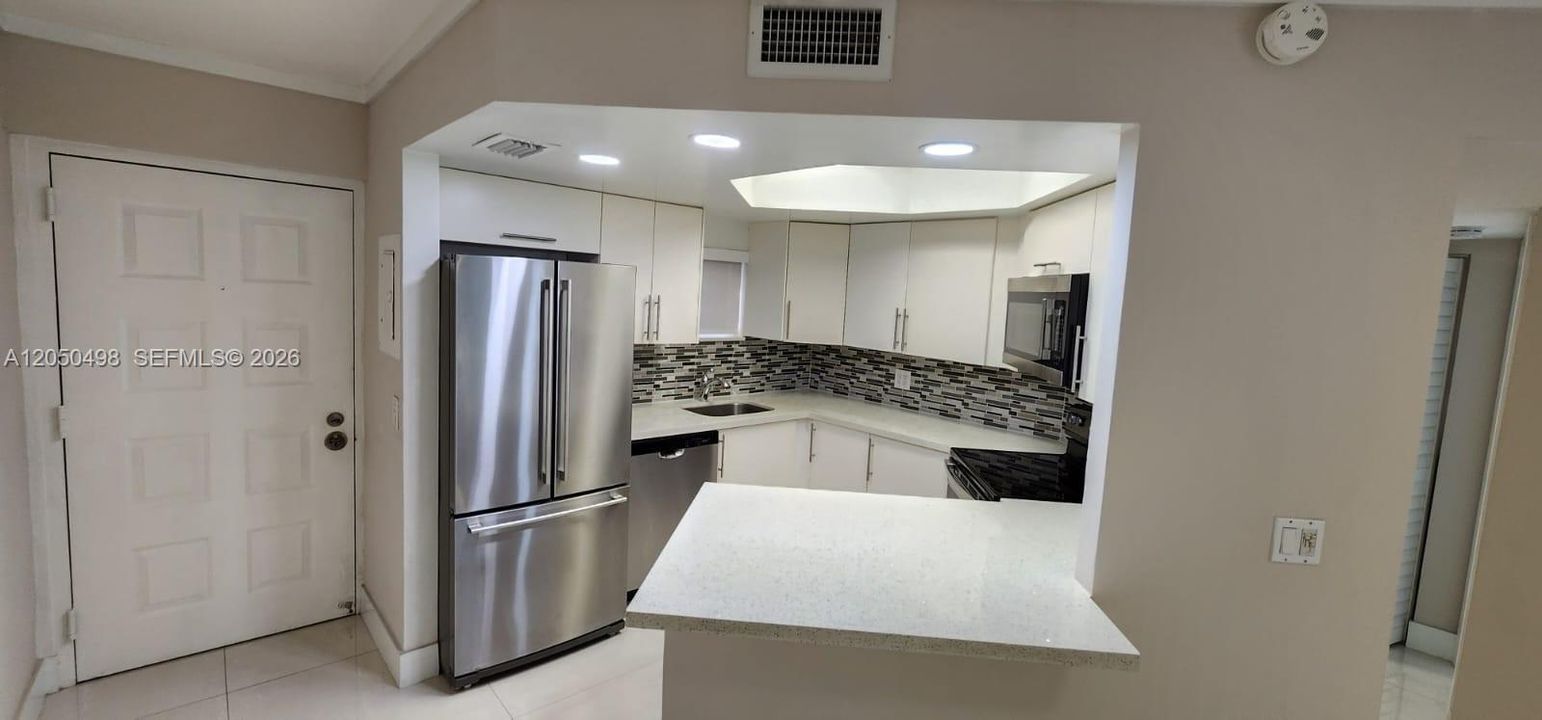 For Rent: $2,050 (1 beds, 1 baths, 810 Square Feet)