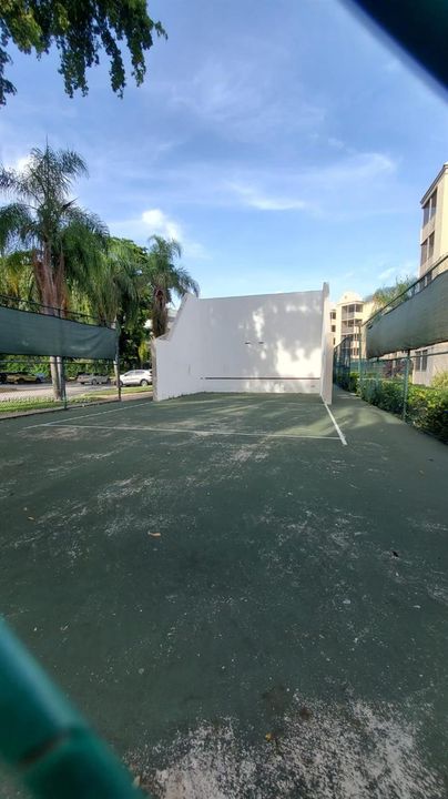 For Rent: $2,050 (1 beds, 1 baths, 810 Square Feet)