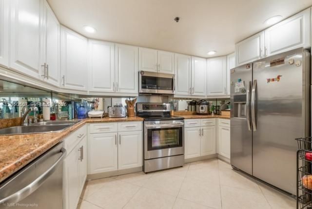 For Sale: $960,000 (3 beds, 4 baths, 2750 Square Feet)