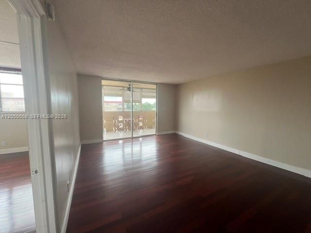 For Rent: $1,650 (1 beds, 1 baths, 940 Square Feet)