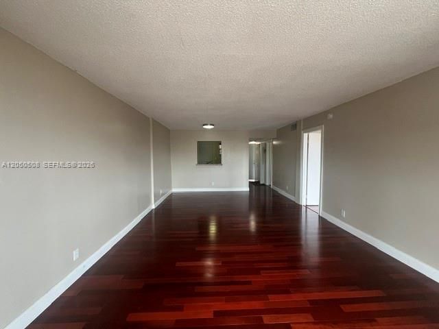 For Rent: $1,650 (1 beds, 1 baths, 940 Square Feet)