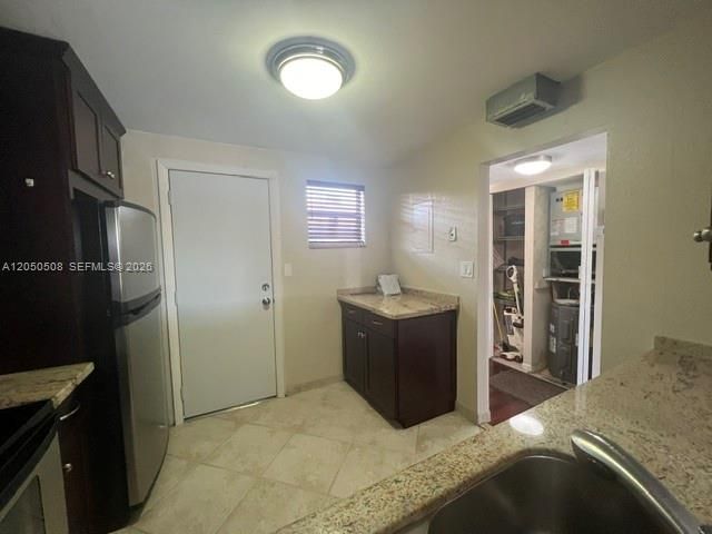 For Rent: $1,650 (1 beds, 1 baths, 940 Square Feet)