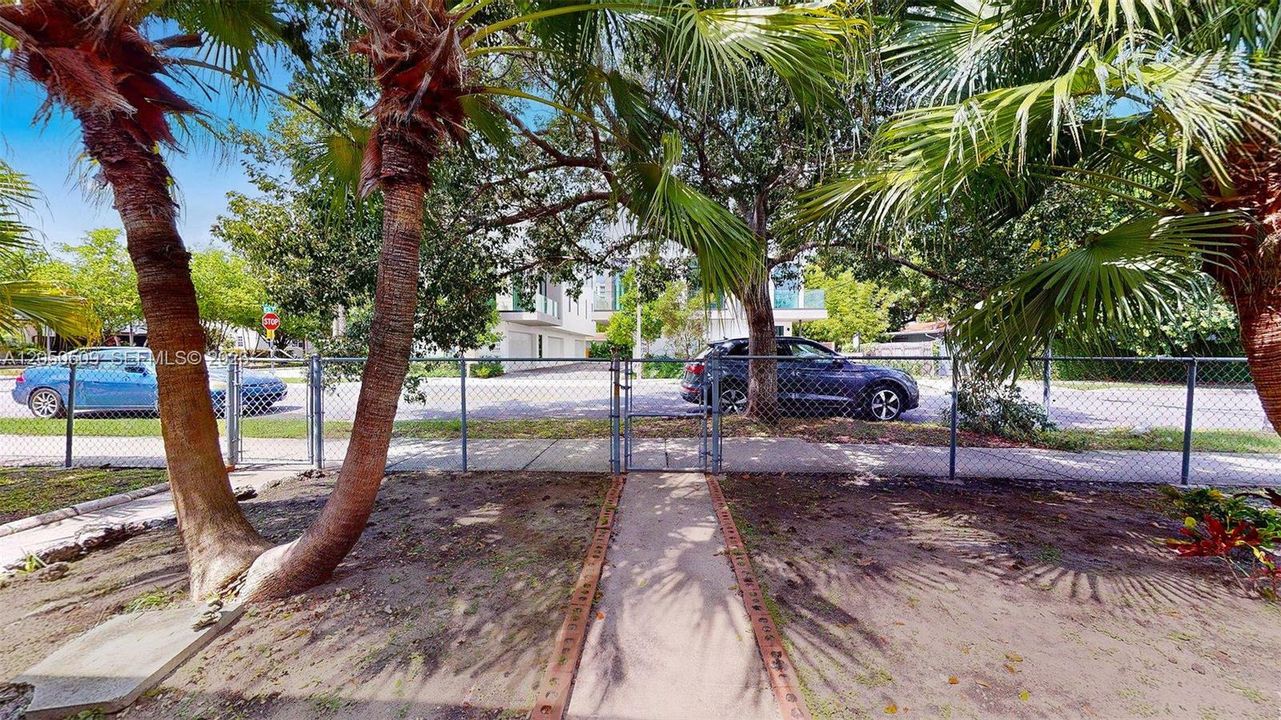 For Rent: $1,650 (0 beds, 1 baths, 4588 Square Feet)