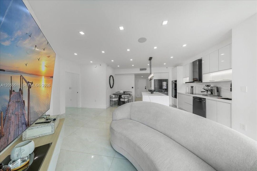 For Sale: $650,000 (2 beds, 2 baths, 935 Square Feet)