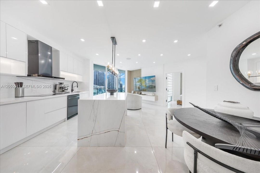For Sale: $650,000 (2 beds, 2 baths, 935 Square Feet)