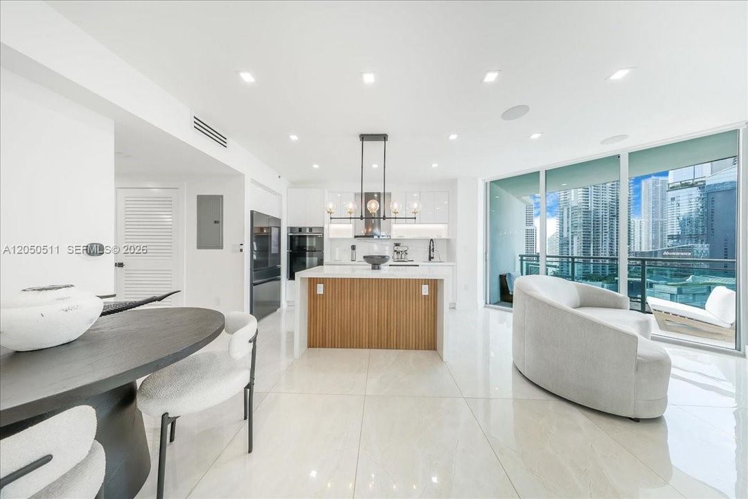 For Sale: $650,000 (2 beds, 2 baths, 935 Square Feet)